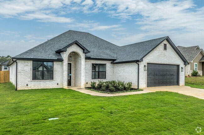 New more modern homes can be found in the southern end of Lindale.