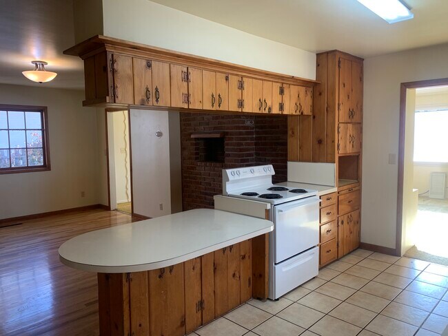 555 E 300 N unit 1, Logan, UT 84321 - photo 4