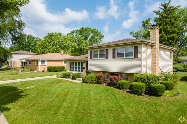 Split-level homes are well represented in the Mount Prospect neighborhood.
