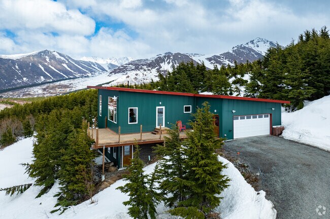 Upper Hillside East homeowners enjoy easy access to the Glen Alps / Flattop Trailhead.