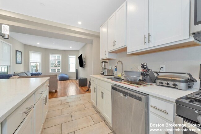 228 Calumet St unit 2, Roxbury Crossing, MA 02120 - photo 4