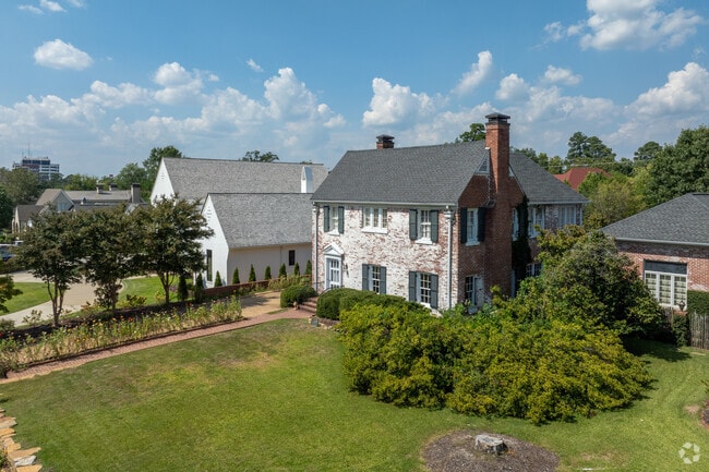 Find a well manicured lawn in Greater Alberta.