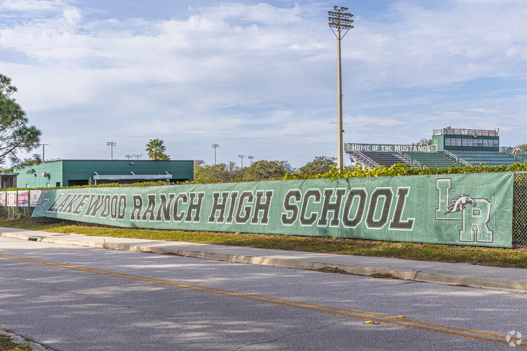 Niche gives Lakewood Ranch High School an overall grade of A-.