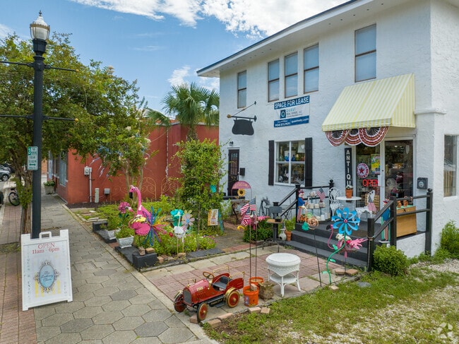 At the Looking Glass, you can find unique Items for the hose and yard.