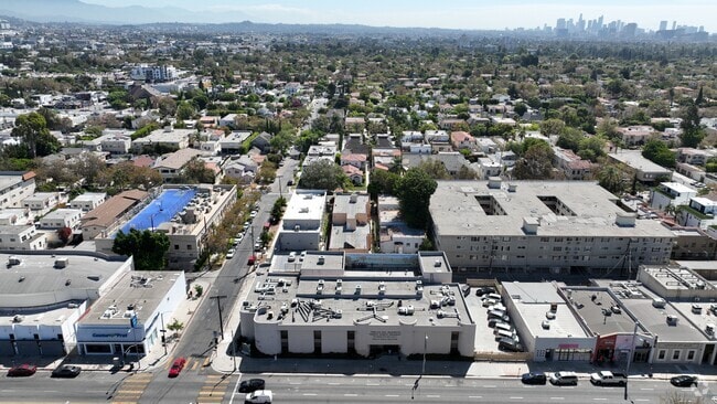 Yeshiva Ohr Elchonon Chabad is approximately 20 minutes from downtown Los Angeles.