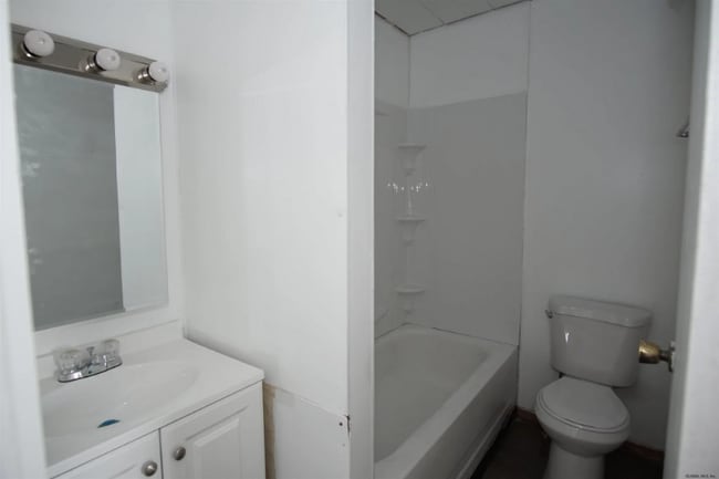 408 24th St unit 2nd floor, Watervliet, NY 12189 - photo 3
