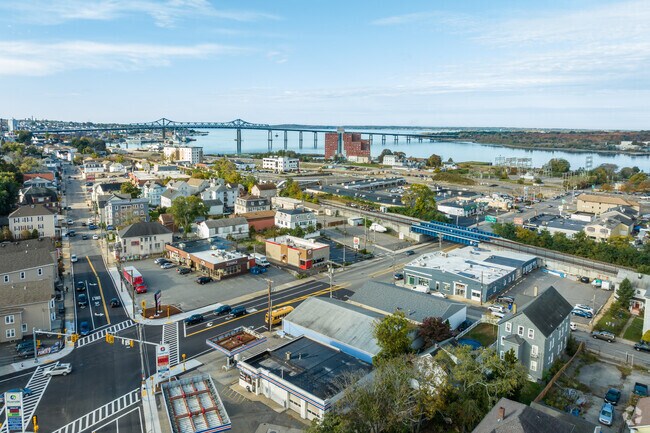 Main roads make the Highlands-Fall River commute easy no matter where you're heading.