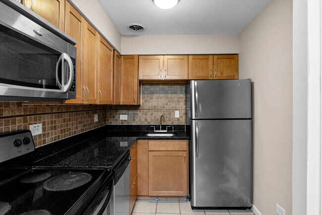 3825 N Pine Grove Ave unit 201, Chicago, IL 60613 - photo 2