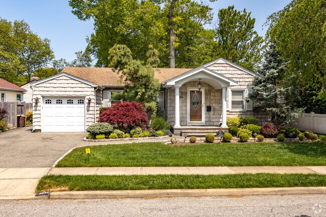 Single level ranch style homes are seen throughout Wantagh, NY.