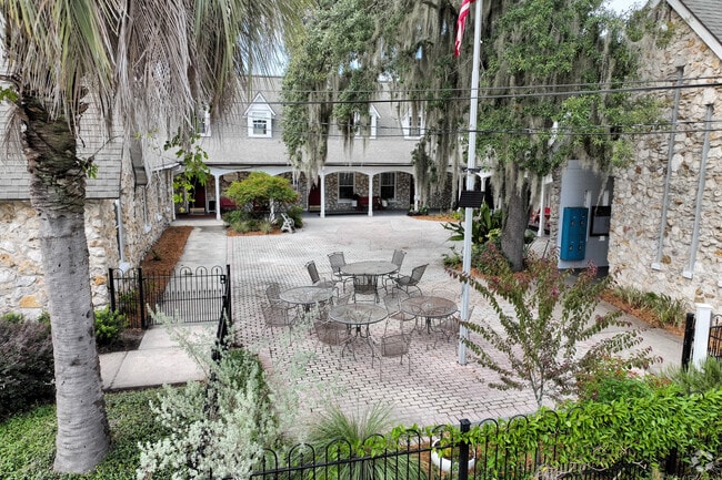 Students can eat their lunch at the Ambleside School Of Ocala's courtyard.