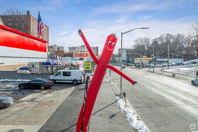 McLean Heights retail options are plentiful with businesses celebrating their locations.