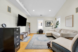 328 W Frontage Rd Unit Upstairs, Northfield, IL 60093