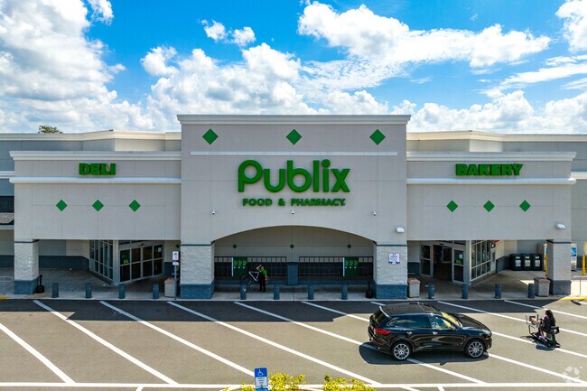 Publix at Millenia Plaza offers Park Central residents fresh groceries at great prices.