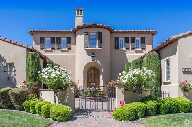 Gale Ranch’s beautiful setting and luxurious amenities make it a standout choice for discerning