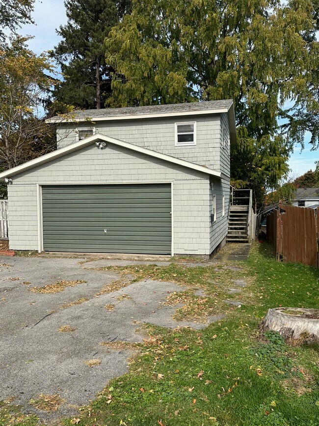 99 1/2 Ellen St, Oswego, NY 13126