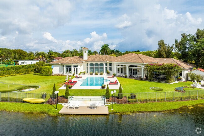 Many homes in Bonaventure have attached private pools with lake views.