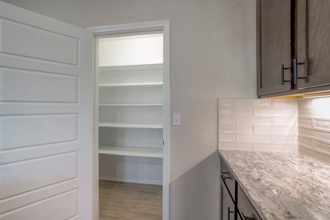 8520 Pickering St, Lenexa, KS 66227 - photo 3