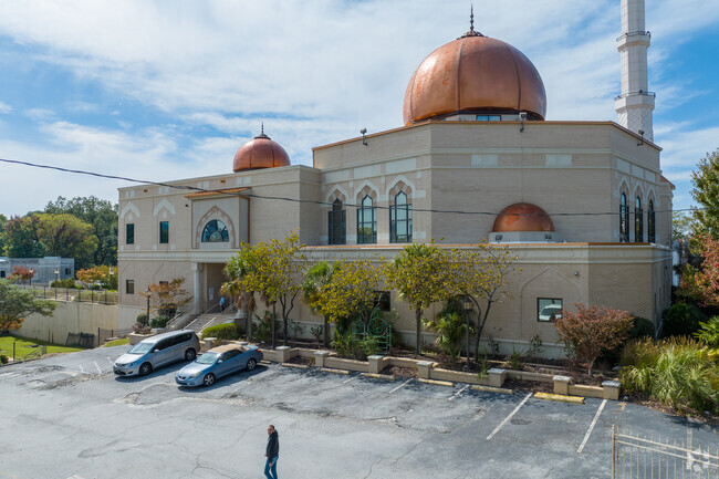 After graduation, 100% of Dar Un-Noor students go on to attend a 4-year university.