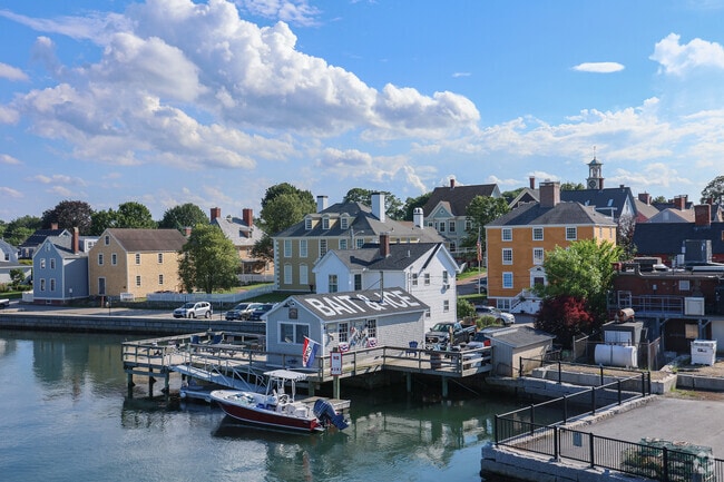 The West End directly borders Portsmouth’s picturesque downtown seashore, offering residents easy access to stunning waterfront views and vibrant coastal activities.