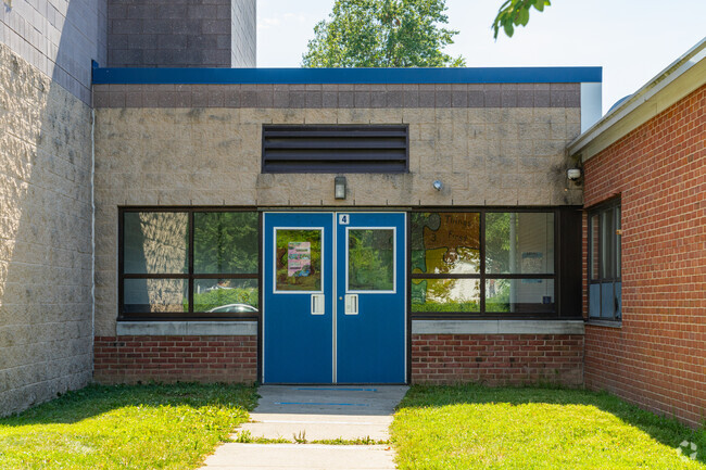 Fairview Elementary School has received an overall score of B- from Niche.