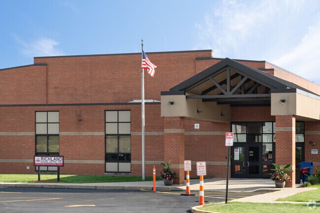 Richland Jr High School is an above average public school in Crest Hill.