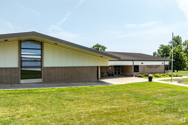 Southeast Warren Intermediate School is serves students in grades 4-6.