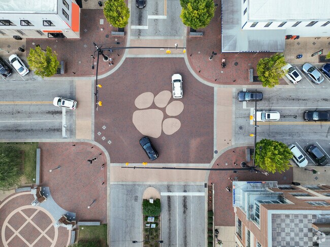 Toomer's Corner, at the center of Downtown Auburn, features the paw of Auburn University Tiger.