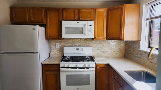 86 Wakefield Cir unit 86, East Hartford, CT 06118 - photo 3