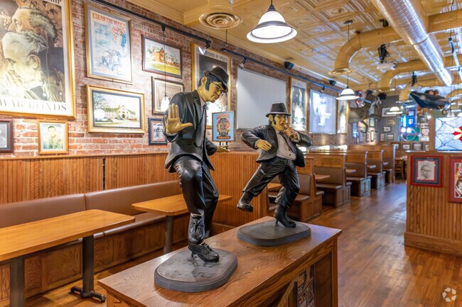 Orebank residents often head to Downtown Kingsport for dining, visiting restaurants such as Macado's.