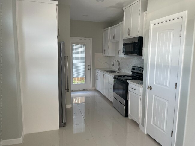 404 W St Helena Ave unit 4, Edinburg, TX 78541 - photo 2