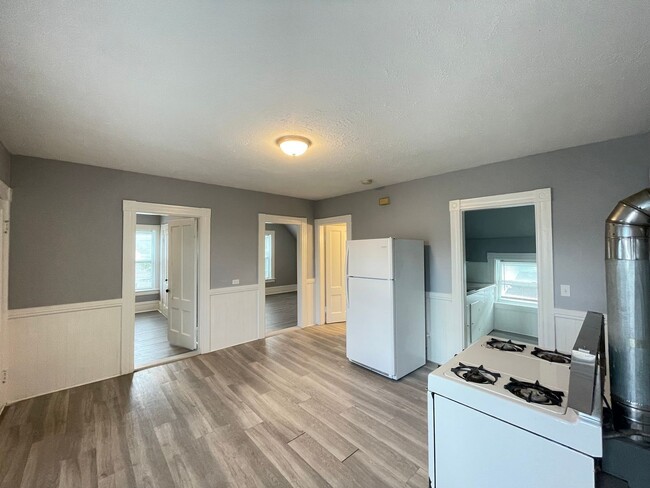 357 Wilson St unit 3, Manchester, NH 03103 - photo 2