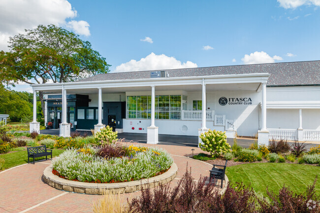 Itasca Country Club features upscale dining experience with its Fox and Turtle restaurant.