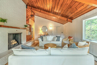 90 Wright Ave, South Kingstown, RI 02879