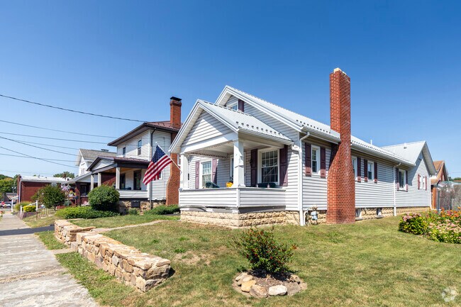 Traditional style homes built in the 1970s and early 2000s are typical in Highland Park.
