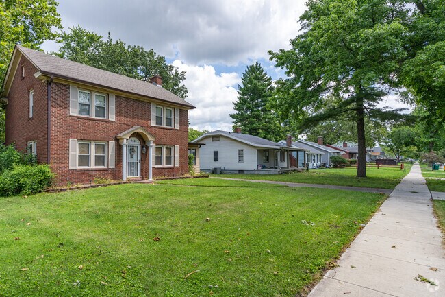 Colonial revivals, ranches, and cottages can be spotted around Johns Hill.