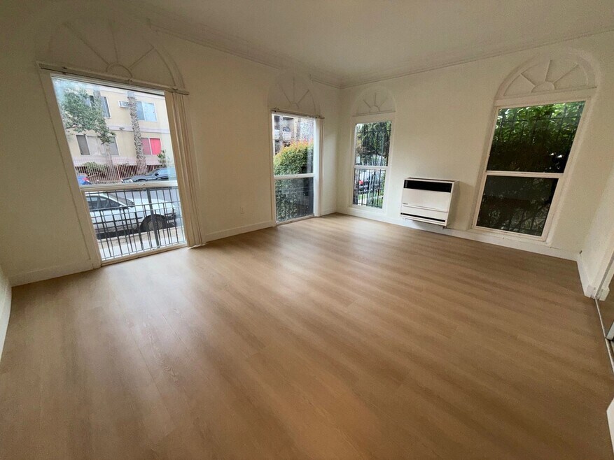 2801 San Marino St unit 2, Los Angeles, CA 90006 - photo 1