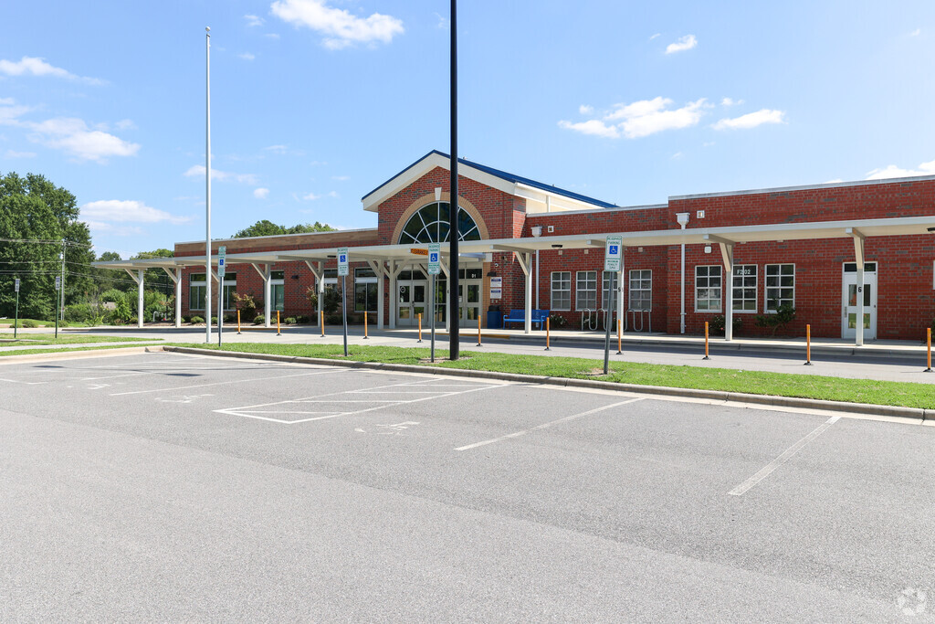 The entrance to Royal Oaks Elementary in Kannapolis