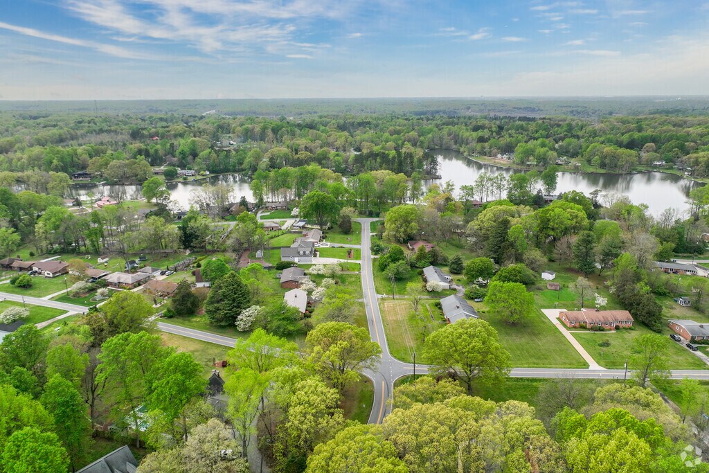 2121 Ledford Rd, Greensboro, NC 27406