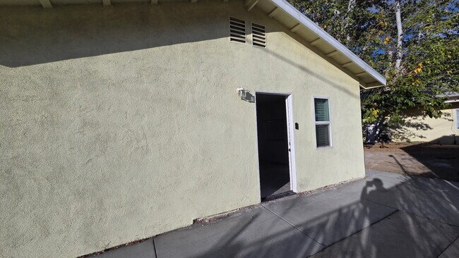 44655 Fig Ave unit Front Unit, Lancaster, CA 93534 - photo 3