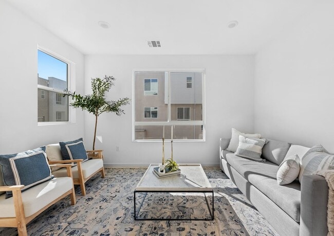 9423 1/2 Sepulveda Blvd unit 1, North Hills, CA 91343 - photo 4