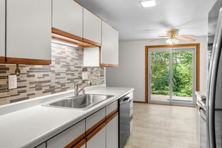 910 E Cedar Ave, Manitowoc, WI 54220