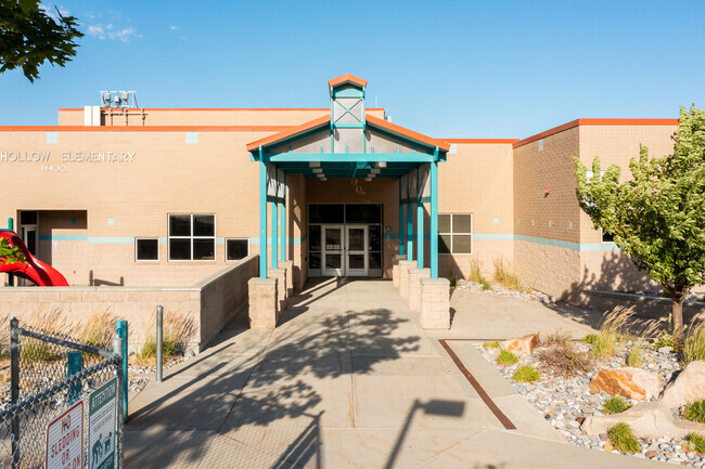 The Oak Hollow Elementary School front building entrance.