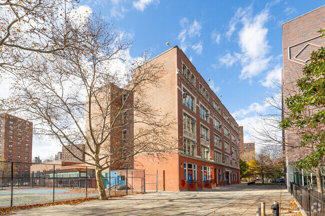 Ps 38 Roberto Clemente in Harlem is on a sprawling campus.