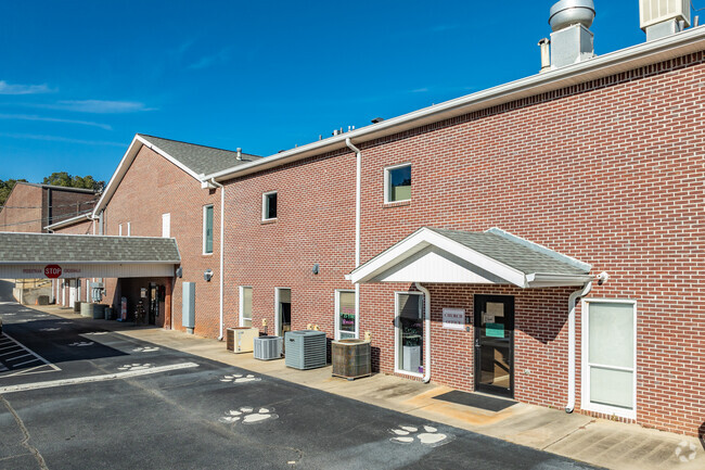 North Henry Academy has 157 studetns.