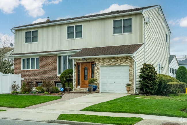 High Ranch style homes are often situated on small acre plots.