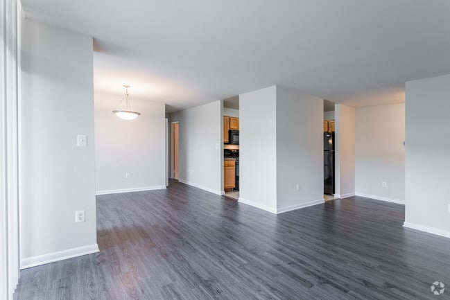 2 BR, 2 BA - 825 SF