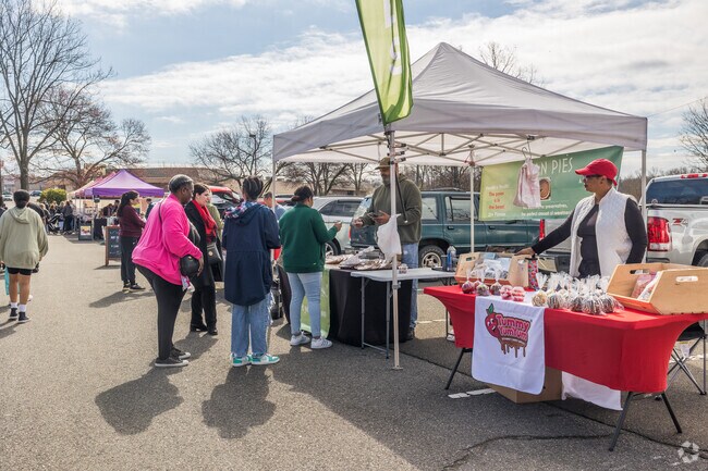 Dale City farmers market offers fresh options for Ashdale neighbors.