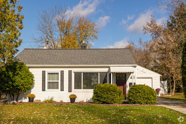 Lot sizes vary in Lapeer Township with homes nearer to downtown Lapeer featuring  modest lots.