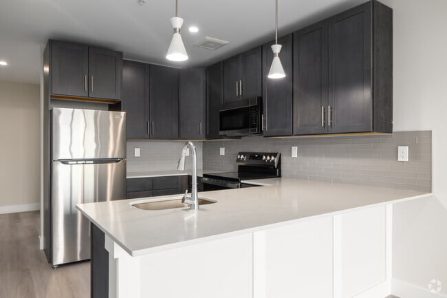 1BR, 2BA - 845SF - Kitchen