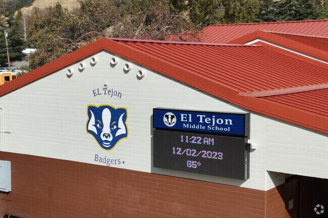El Tejon Elementary School school sign.